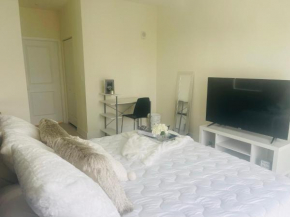 Habitacion con baño privado, cerca al aeropuerto. Parking free